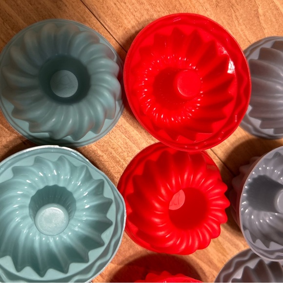 12 Colorful Silicone Bundt Cake Molds - Picture 3 of 4